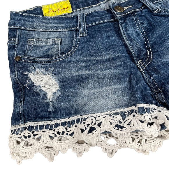 Machine size 30 distressed jean shorts with lace hems & bow back pockets EUC - Picture 2 of 11
